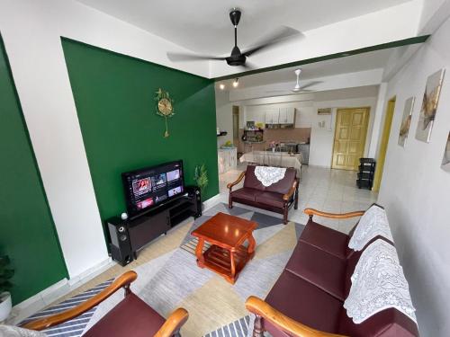 Televiisor ja/või meelelahutuskeskus majutusasutuses Peaceful Pines 4 ROOMS FULL AC & NETFLIX by EZYROOM MELAKA