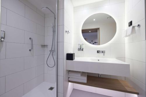 Hampton By Hilton Poznan Swarzedz tesisinde bir banyo