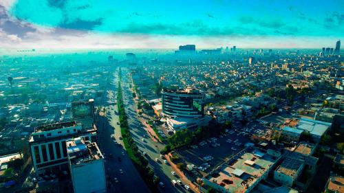 een luchtzicht op een stad met gebouwen en verkeer bij Van Royal Hotel in Erbil