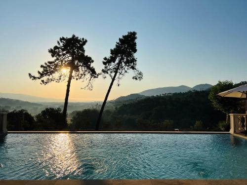 einen Pool mit Bergblick in der Unterkunft Hotel Villa Casanova in Lucca