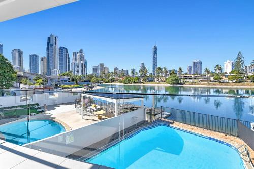 Piscina a Riverside 4 Bedroom House Unit in Surfers Paradise o a prop