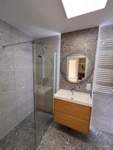 y baño con lavabo y ducha con espejo. en Apartament Avalon SPA Dziwnów - basen sauna fitness, en Dziwnów