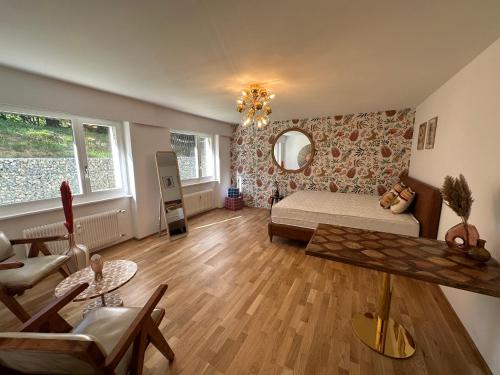 sala de estar con sofá y mesa en Cozy central apartment at a special price!, en Crans-Montana