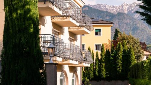 un edificio con una scala sul lato di Hotel Villa Laurus a Merano