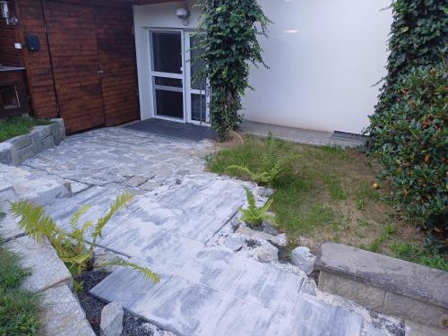 una porta d'ingresso di una casa con passerella in pietra di Apartmán na Vyhlídce a Šumperk