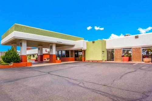 un parcheggio vuoto di fronte a un edificio di Clarion Inn Grand Junction Airport a Grand Junction