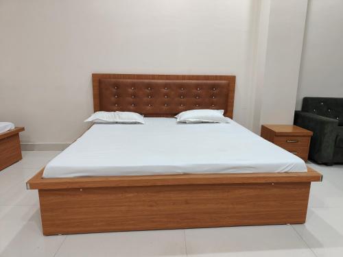 A bed or beds in a room at GURU KRIPA GARDEN