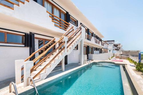 uma villa com uma piscina e uma casa em Villas Najo' Isla Mujeres. em Ilha das Mulheres