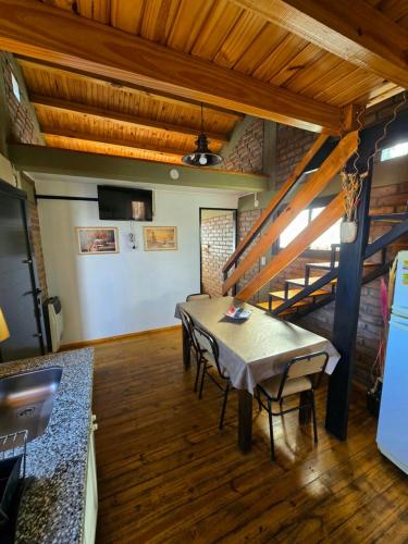 una sala da pranzo con tavolo e scala di Deseo de Montaña a Maipú