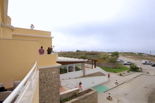 persone sul balcone di un edificio con parcheggio di WOT Peniche PinhalMar a Peniche