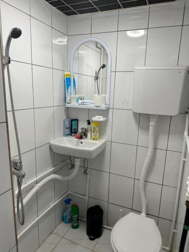 A bathroom at Apartman Aerodrom