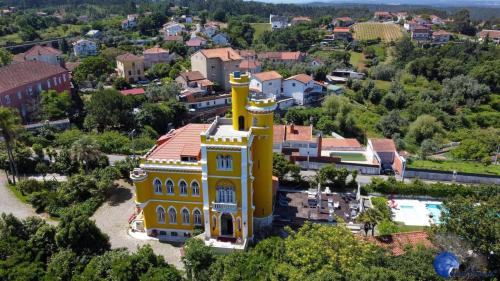 une vue aérienne sur un bâtiment jaune dans l'établissement Vila Aurora, à Luso