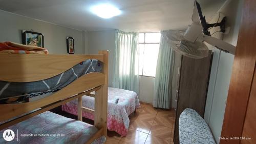 1 dormitorio con 2 literas y ventana en LUANA’S HOUSE, en Ica