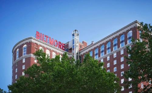 Un bâtiment avec un panneau en haut dans l'établissement Graduate by Hilton Providence, à Providence