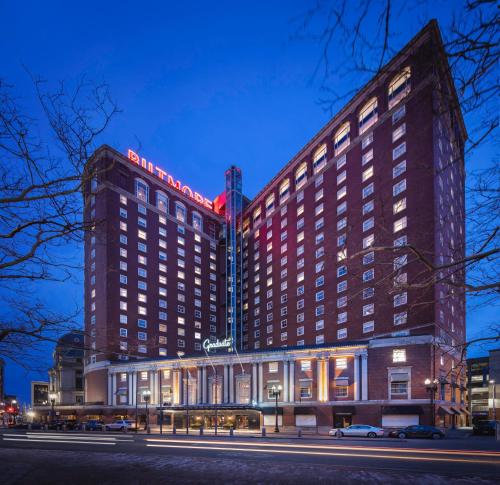 un bâtiment d'hôtel avec un panneau éclairé dans l'établissement Graduate by Hilton Providence, à Providence