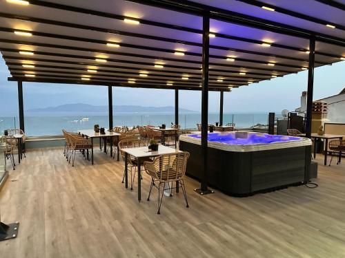 una vasca idromassaggio su una terrazza con tavoli e sedie di Blue View Apartments a Kavala