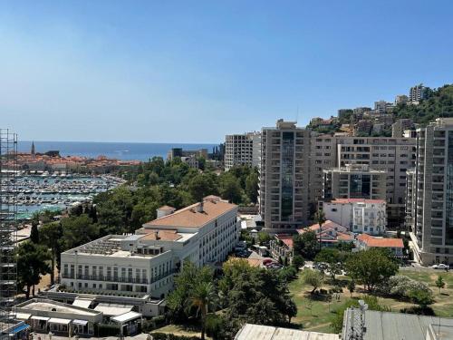 Uma vista geral de Budva ou a vista da cidade a partir do apartamento