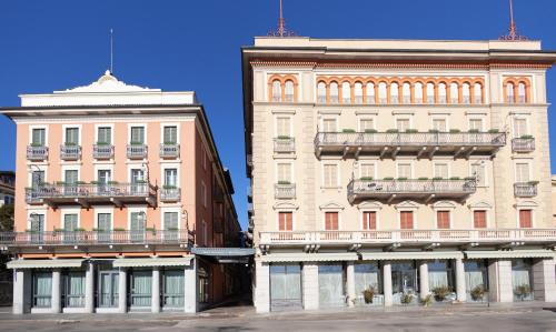 Hotel Belvedere San Gottardo by LVG Hotel Collection في فيربانيا: مبنيان بجانب بعضهما في شارع