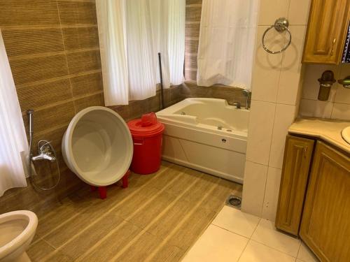 Bathroom sa Malika Kohsar Hotel Murree