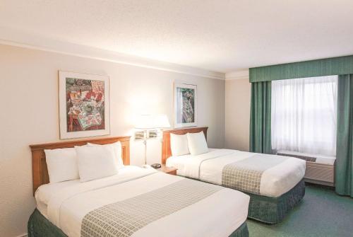 Katil atau katil-katil dalam bilik di La Quinta Inn by Wyndham Indianapolis Airport Lynhurst