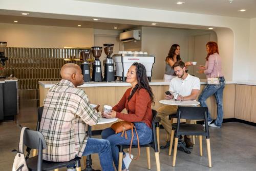 um grupo de pessoas sentadas em mesas em um café em The SPARROW em Boise