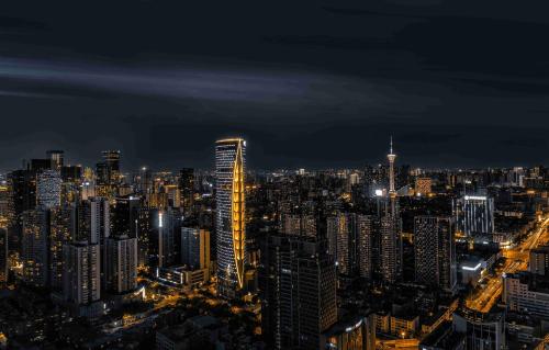 un skyline della città di notte con un grattacielo illuminato di Minyoun Chengdu Dongda Hotel a Chengdu