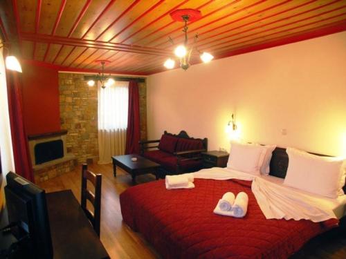 Una cama o camas en una habitación de Zagori Philoxenia Hotel