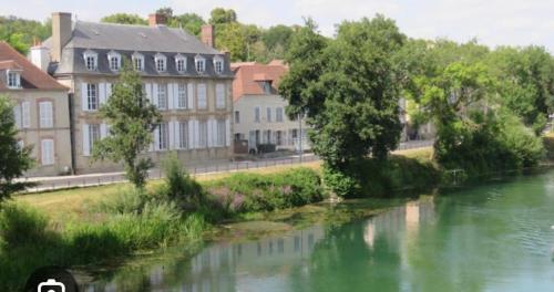 Blick auf einen Fluss in der Nähe of country house