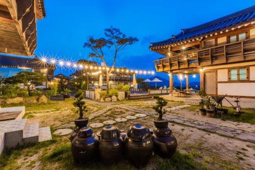 Gyeongju Seonamsan Hanok Stay tesisinin dışında bir bahçe