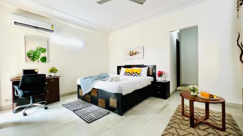 Cama ou camas em um quarto em BluO Studio - Defence Colony - BathTub, Kitchen