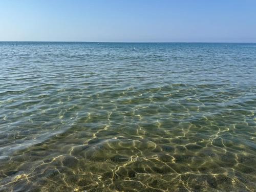 un grande corpo d'acqua con rocce di Avola Center Home ad Avola