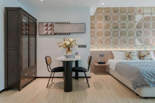 um quarto com uma cama e uma mesa com cadeiras em Vanhome Serviced Apartment 梵宿公寓 em Guangzhou