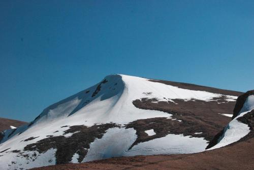 una montaña cubierta de nieve con el cielo en el fondo en Plai, en Dragobrat