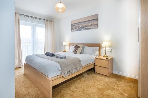 um quarto com uma cama grande e uma janela em Reading 2-Bed Apartment & Parking em Reading