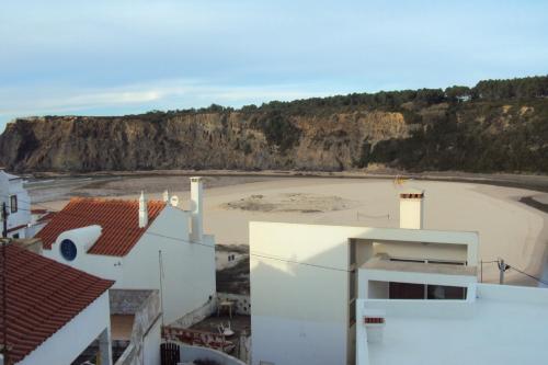 vista para a praia a partir de um edifício em Odeceixe Beach Apartments em Odeceixe