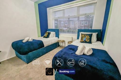 Cama ou camas em um quarto em Modern 4-Bed House, Free Parking & WiFi in Swinton