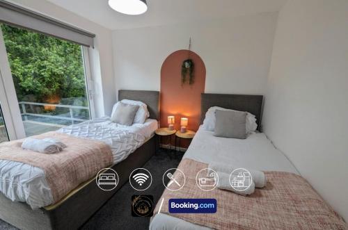 מיטה או מיטות בחדר ב-Cosy 3-Bed Home, Free Parking & WiFi