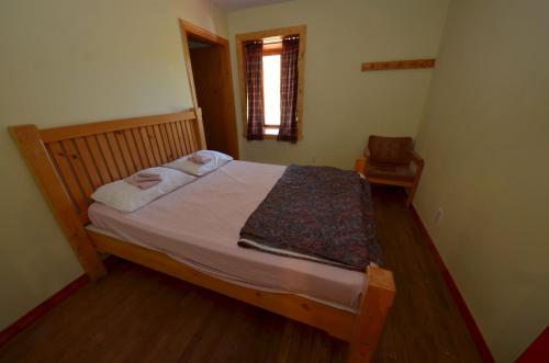 a bedroom with a bed in a room with a window at Auberge jeunesse de Tadoussac in Tadoussac