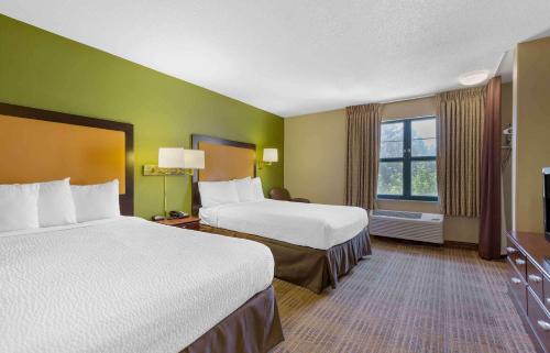 een hotelkamer met 2 bedden en een raam bij Extended Stay America Suites - Salt Lake City - West Valley Center in West Valley City