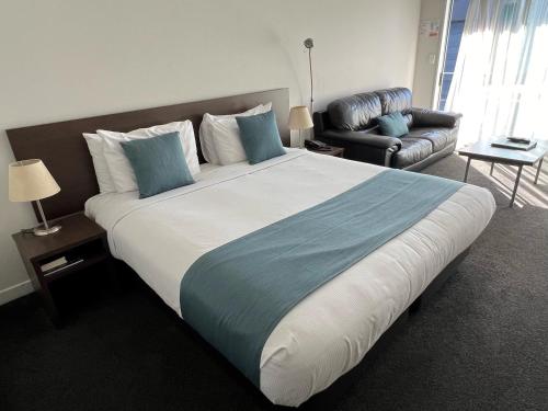 Tempat tidur dalam kamar di Airport Christchurch Motel