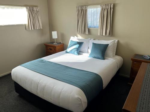 Tempat tidur dalam kamar di Airport Christchurch Motel