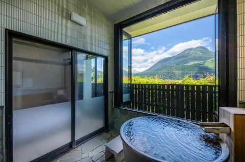 balcone con vista sulle montagne di Yufudake Ichibo no Yado Kirara a Yufu