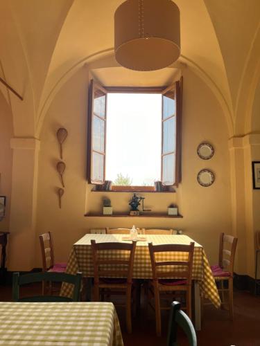 uma sala de jantar com uma mesa e uma janela em Azienda Agricola Fabbrica Di San Martino em Lucca