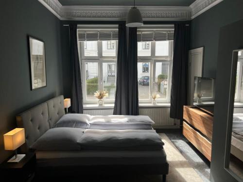 - une chambre avec un lit et une grande fenêtre dans l'établissement Art Apartments, à Hambourg