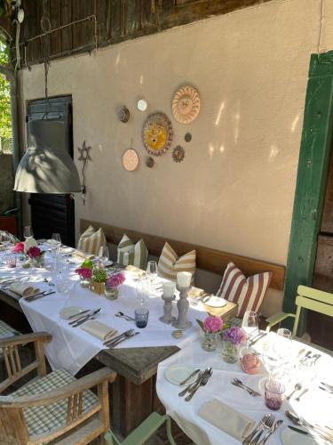 Un restaurante u otro lugar para comer en Gasthaus Schwanen