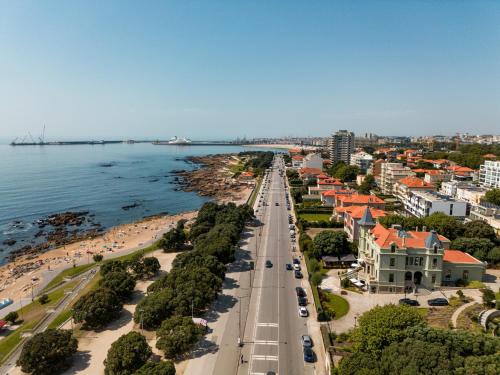 eine Luftblick auf eine Stadt mit Strand in der Unterkunft Seaside Cozy Apartment with private Terrace in Porto