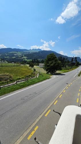 une route vide avec des montagnes au loin dans l'établissement Landgasthof zum Glenner, à Ilanz