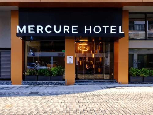 拉纳卡Mercure Larnaca City的一家美利坚酒店前的商店