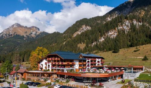 hotel z górą w tle w obiekcie Hotel Bergblick 5 Sterne w mieście Grän