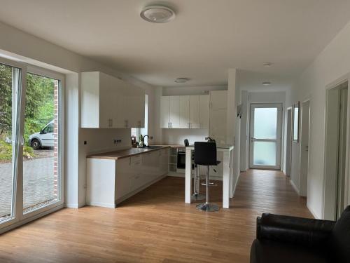 een woonkamer met een keuken en een eetkamer bij D&M Apartament Buchholz Sprötze in Buchholz in der Nordheide